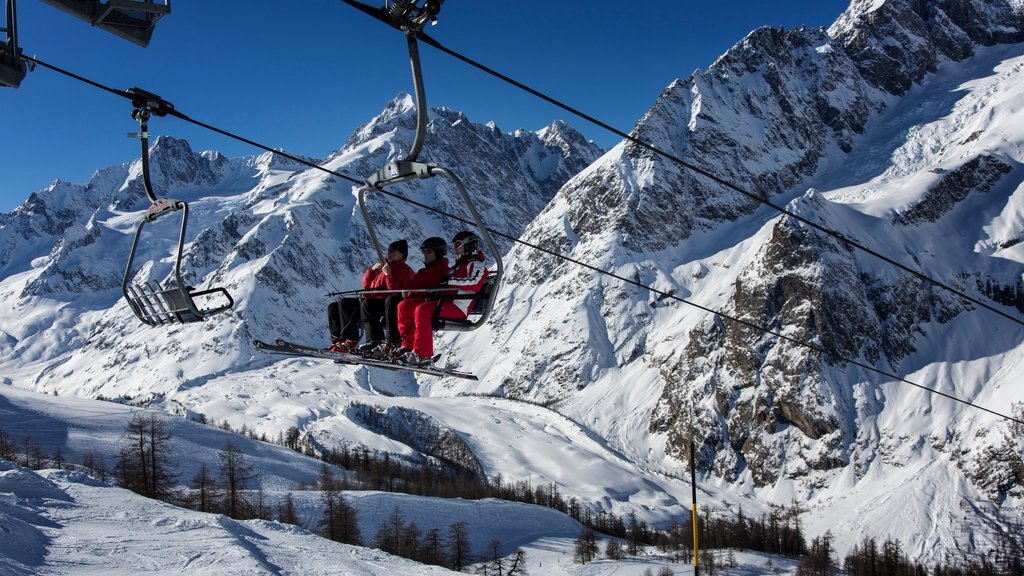 Courmayeur cho thấy những ngọn núi, cáp treo và tuyết