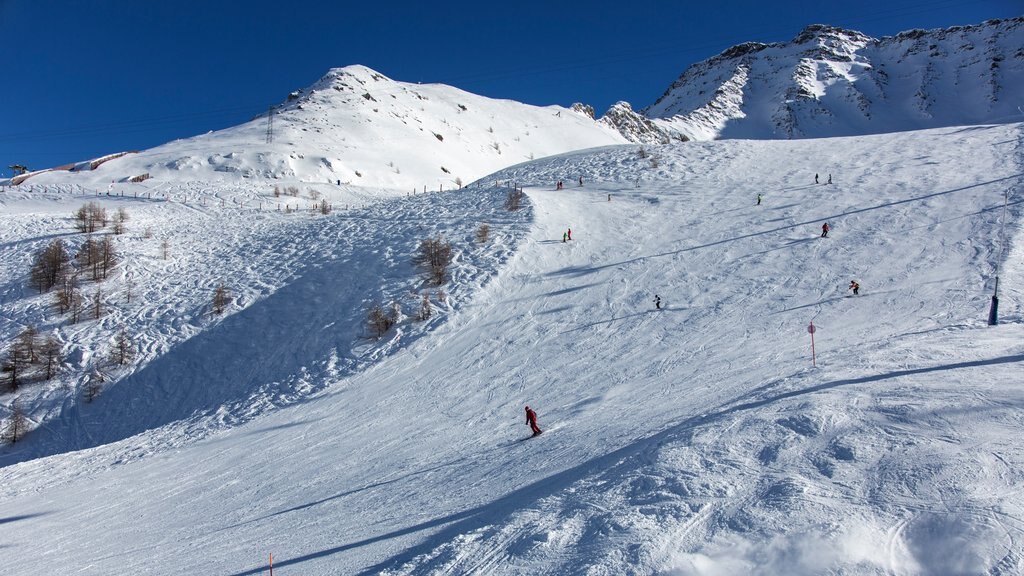 Courmayeur que incluye montañas y nieve