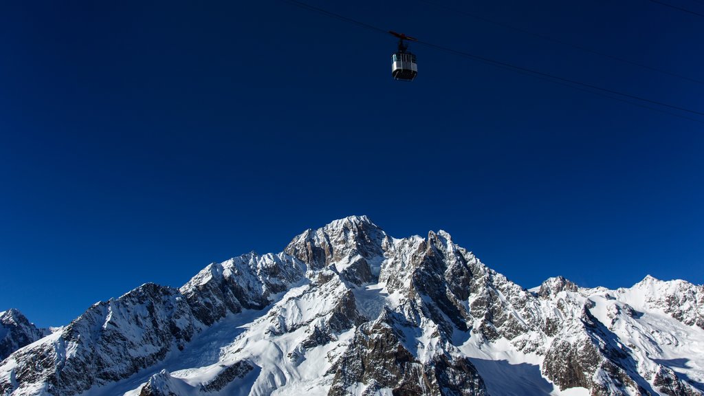 Courmayeur cho thấy cáp treo, những ngọn núi và tuyết