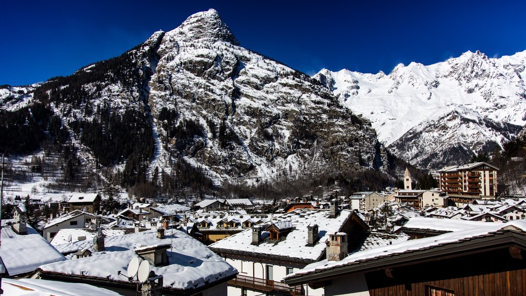 Courmayeur which includes snow and mountains