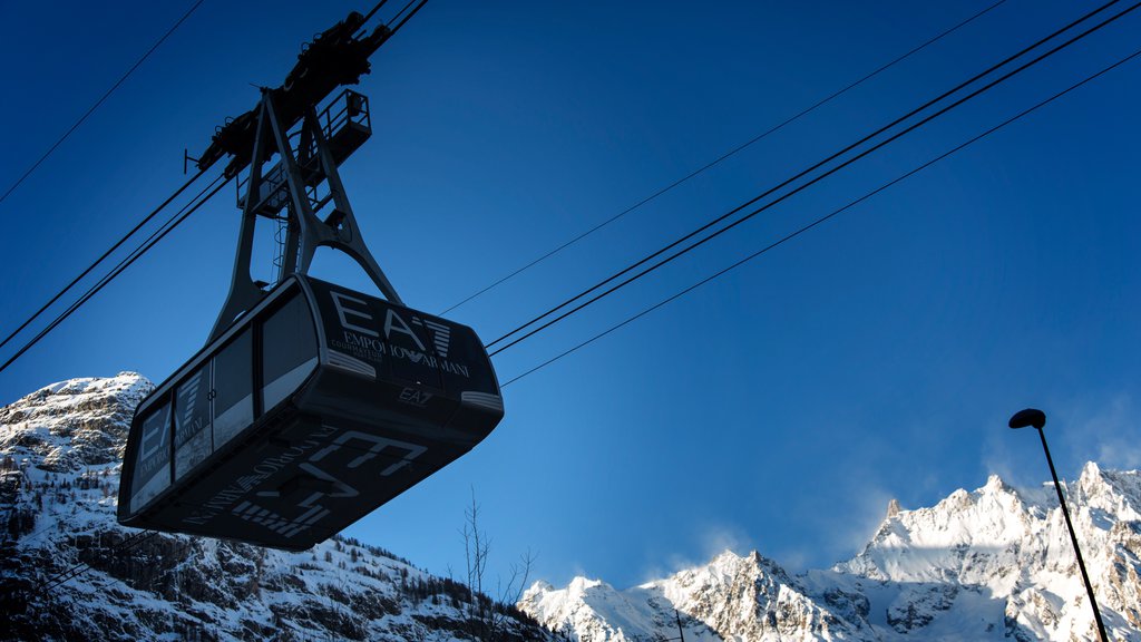 Courmayeur que inclui montanhas, neve e uma gôndola