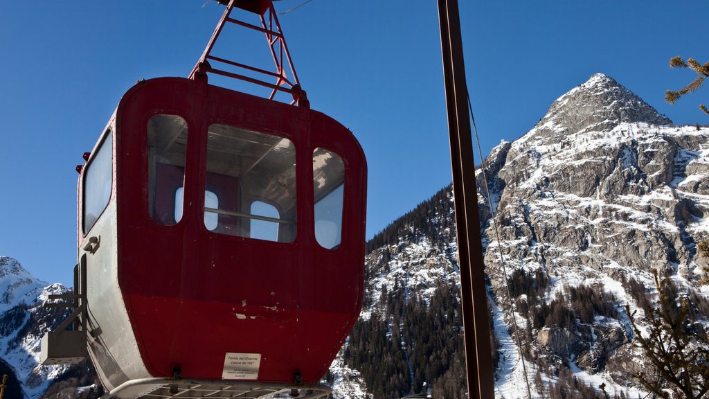 Courmayeur which includes mountains, snow and a gondola