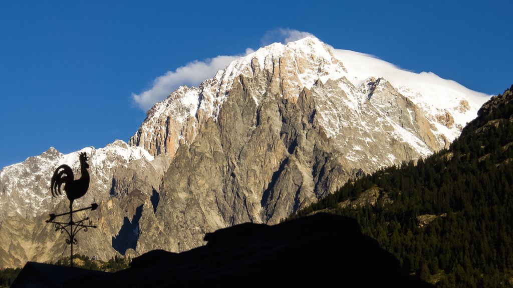 Courmayeur mit einem Berge und Schnee