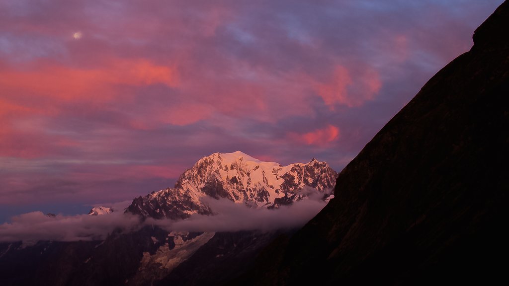 Courmayeur que incluye nieve, montañas y un atardecer