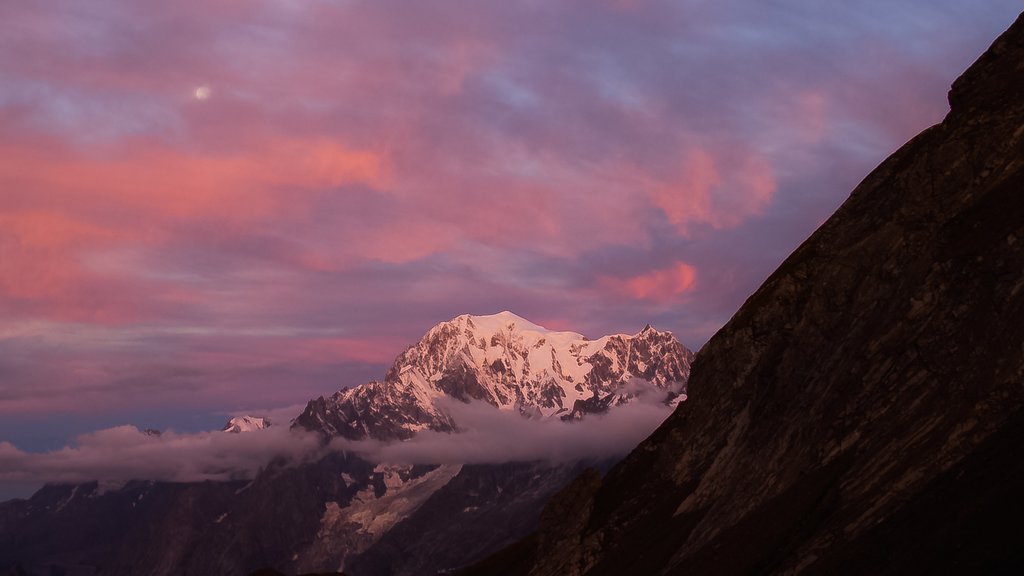 Courmayeur mostrando nieve, montañas y un atardecer