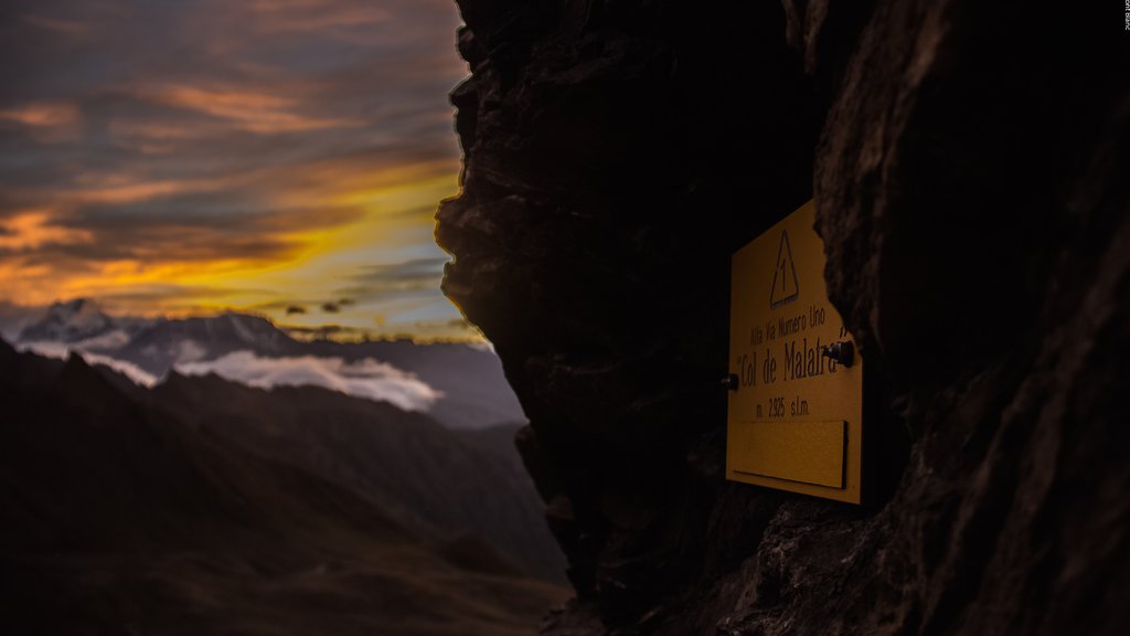 Courmayeur mostrando sinalização e um pôr do sol