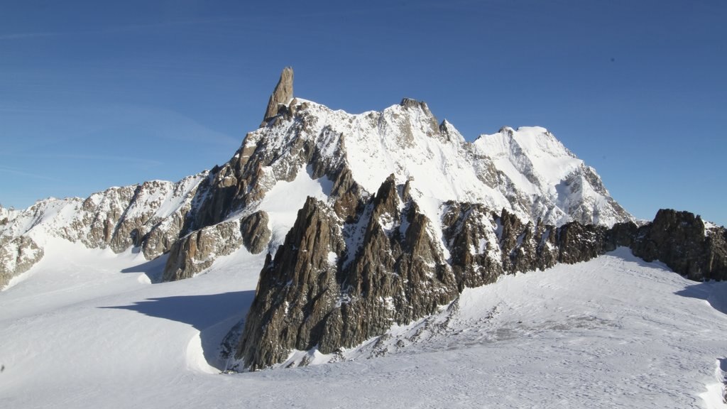 Courmayeur showing snow and mountains