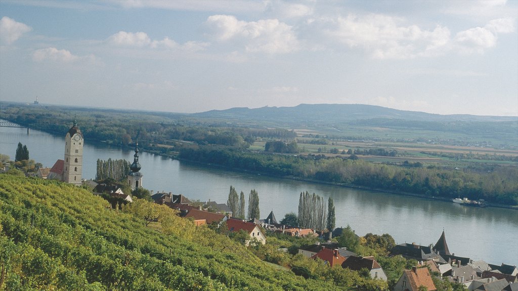 Krems an der Donau menampilkan sungai dan lahan pertanian