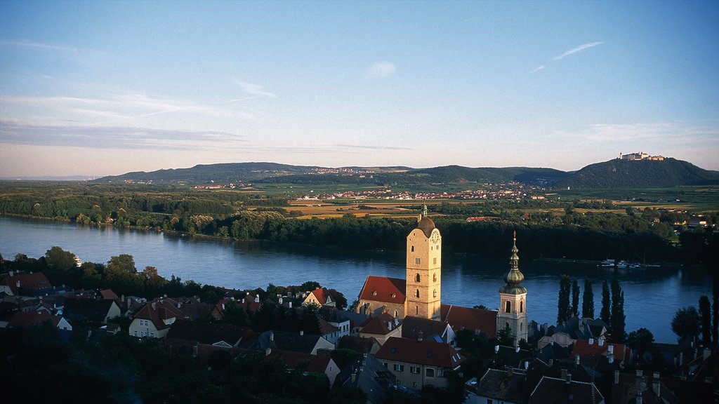 Krems an der Donau menampilkan sungai, matahari terbenam dan pemandangan lanskap