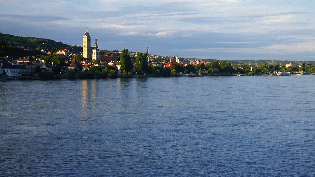 Krems an der Donau menampilkan sungai