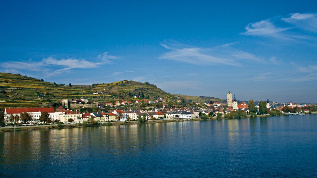 Krems an der Donau mostrando un río o arroyo y una pequeña ciudad o aldea