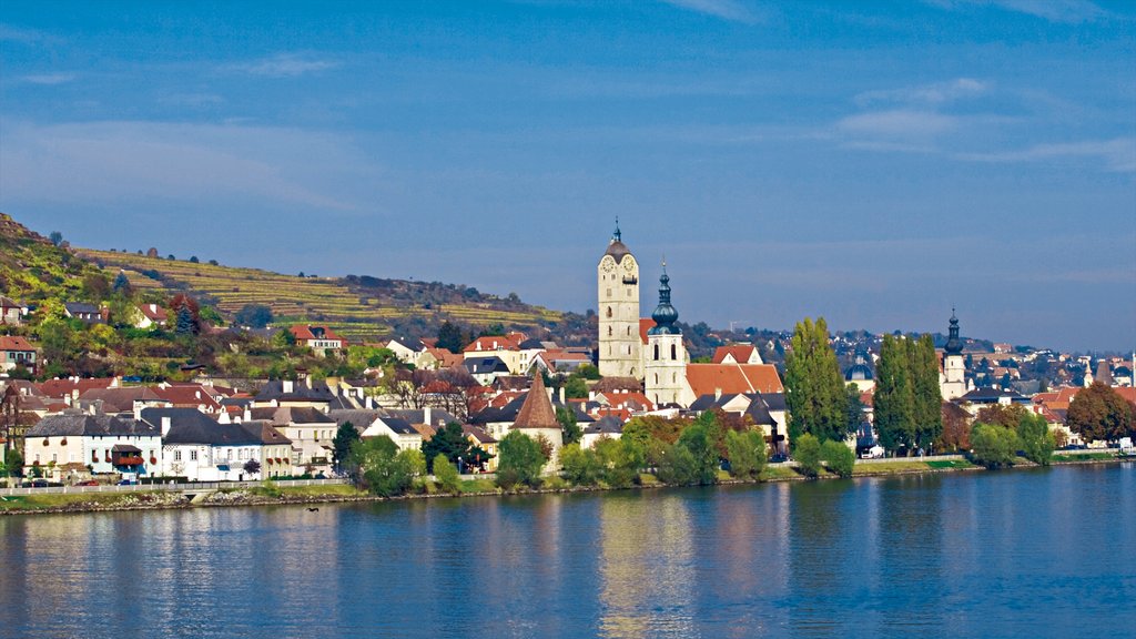 Krems an der Donau mostrando um rio ou córrego e uma cidade pequena ou vila