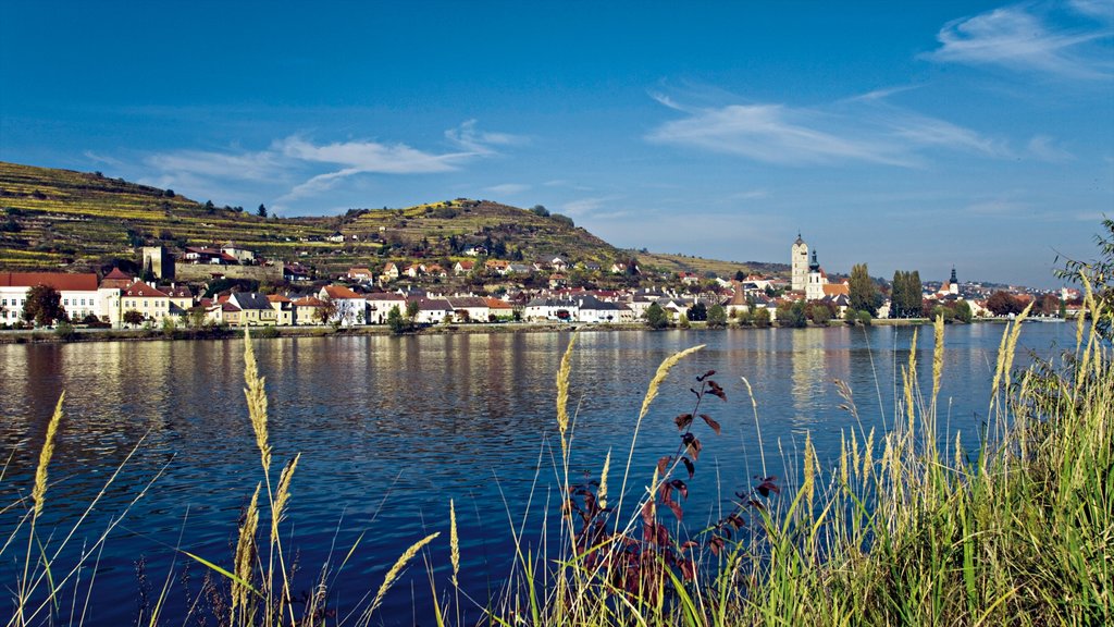 Krems an der Donau ofreciendo una pequeña ciudad o aldea y un río o arroyo