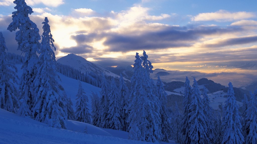 Söll ofreciendo un atardecer y nieve