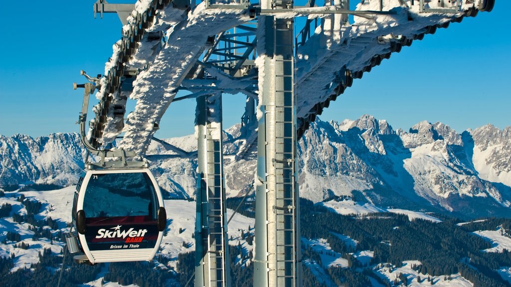 Brixen im Thale ofreciendo nieve, montañas y una góndola