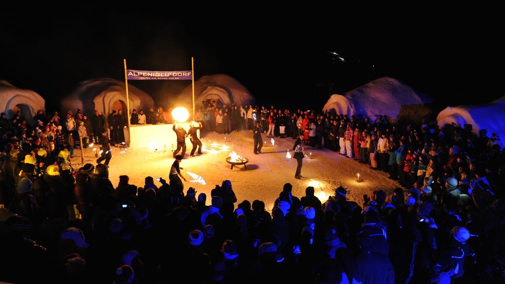 Brixen im Thale ofreciendo escenas de noche, nieve y arte escénico