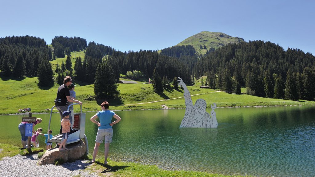 Brixen im Thale que incluye vistas y un estanque y también una familia