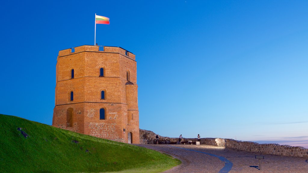 Torre Gediminas caracterizando um pôr do sol e um pequeno castelo ou palácio