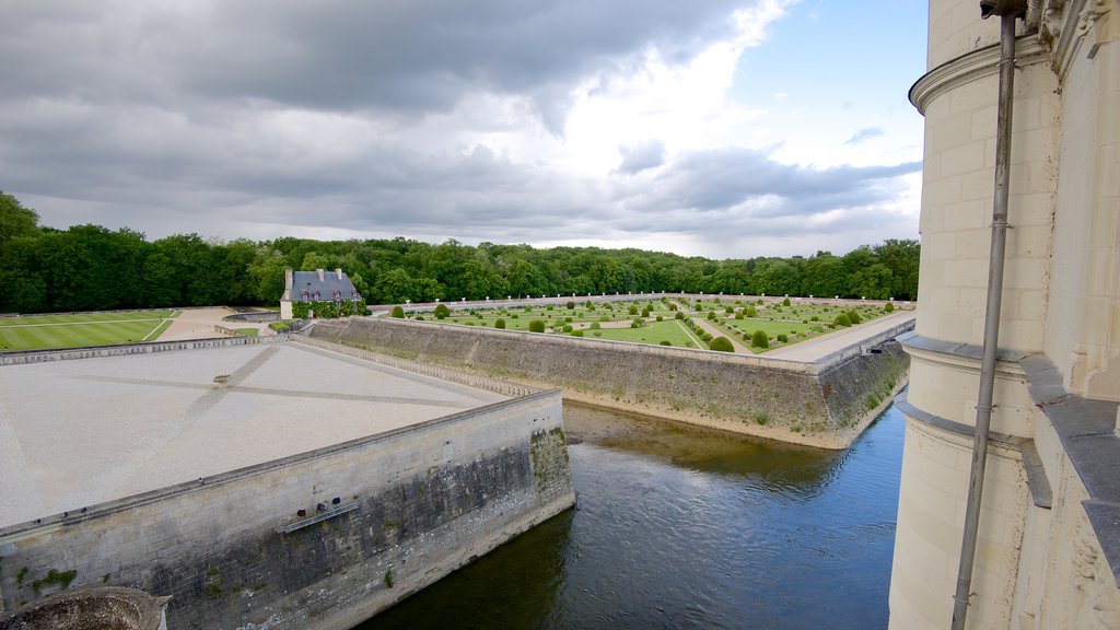 Chateau de Chenonceau featuring château or palace and a garden