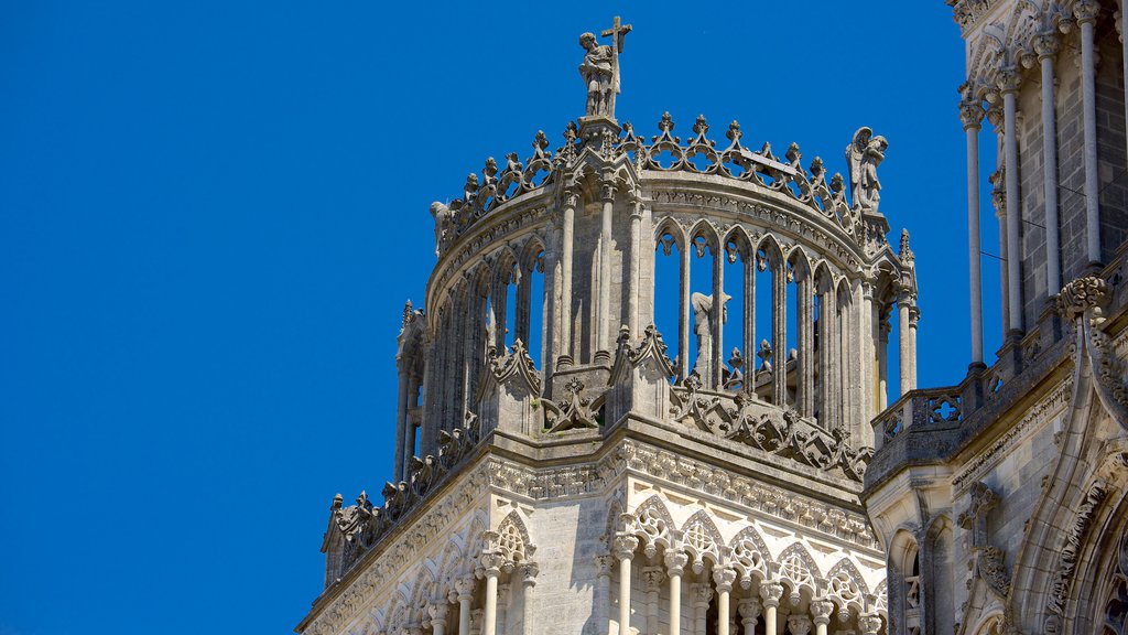 Catedral de Sainte-Croix mostrando uma igreja ou catedral