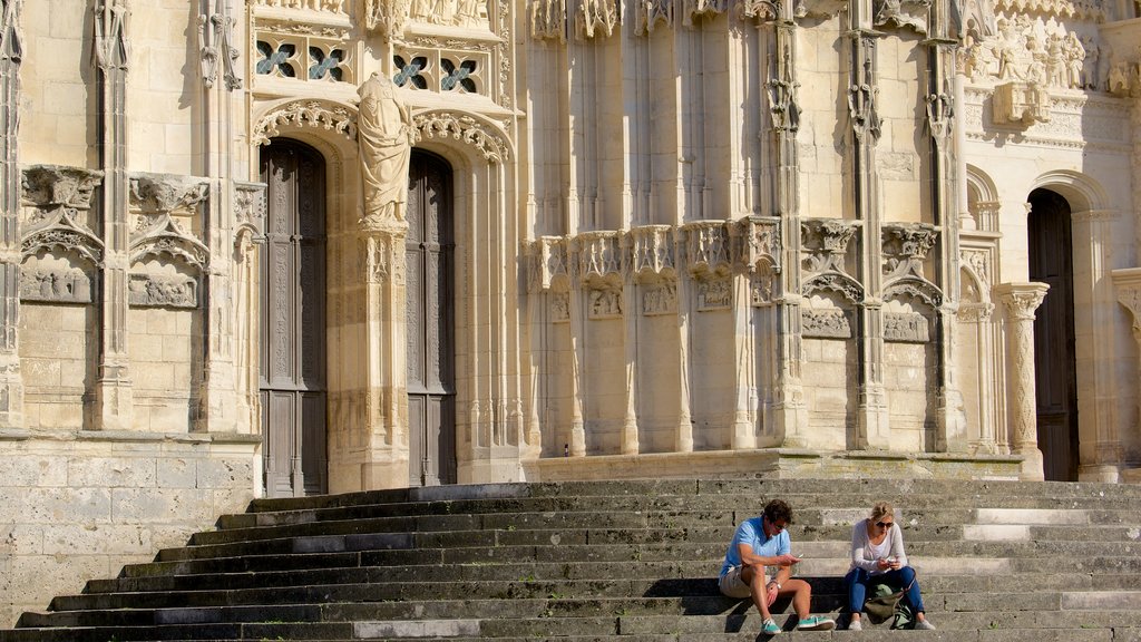 Catedral de Bourges mostrando arquitectura patrimonial y también una pareja