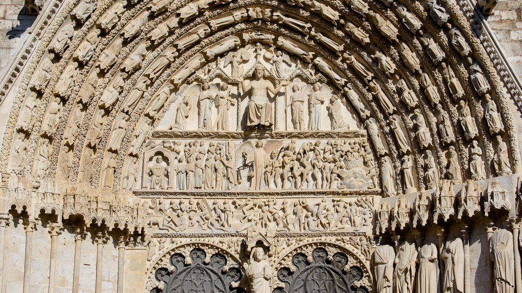 Catedral de Bourges caracterizando arte, arquitetura de patrimônio e uma igreja ou catedral