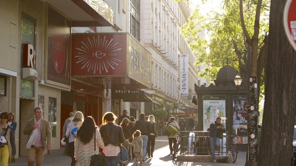 Grands Boulevards ofreciendo shopping y imágenes de calles y también un gran grupo de personas