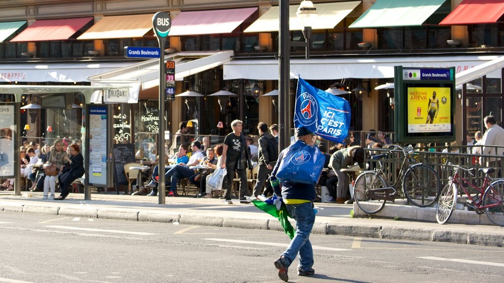 Grands Boulevards montrant scènes de rue aussi bien que important groupe de personnes