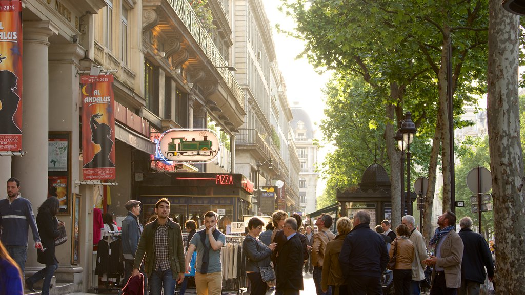 Grands Boulevards mostrando escenas urbanas y también un gran grupo de personas