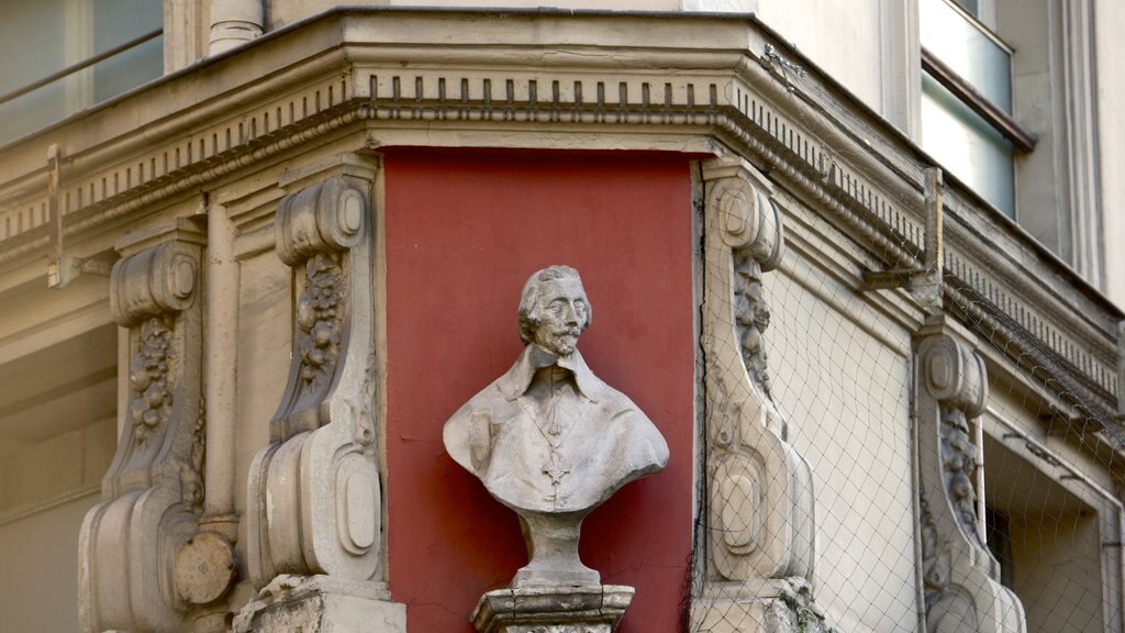 Grands Boulevards ofreciendo una estatua o escultura y elementos del patrimonio