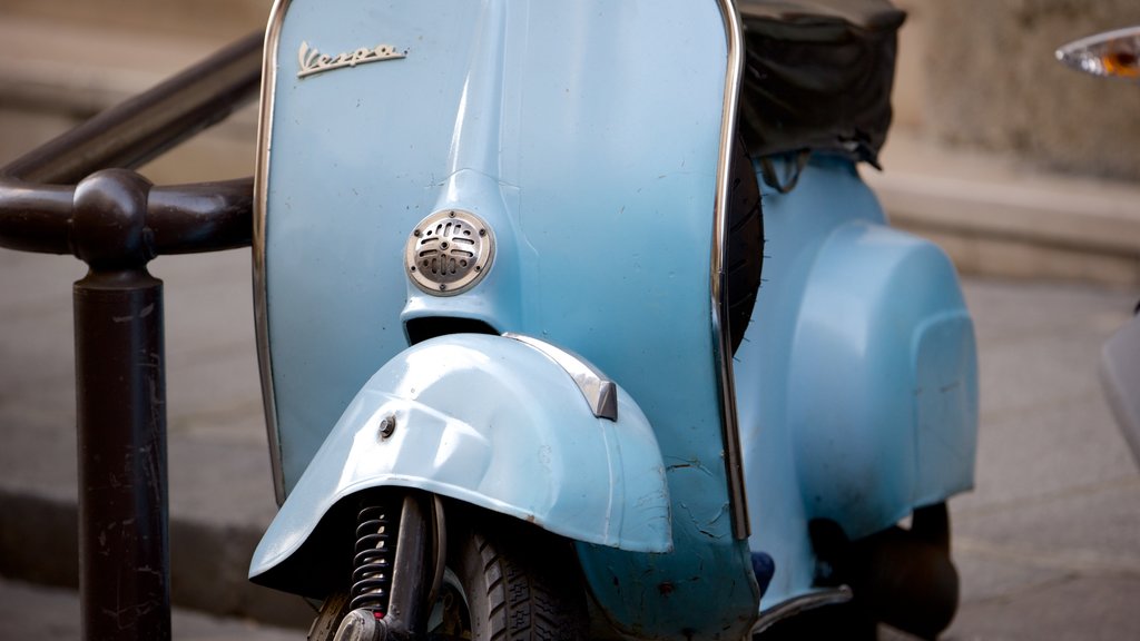 2nd Arrondissement showing motorbike riding