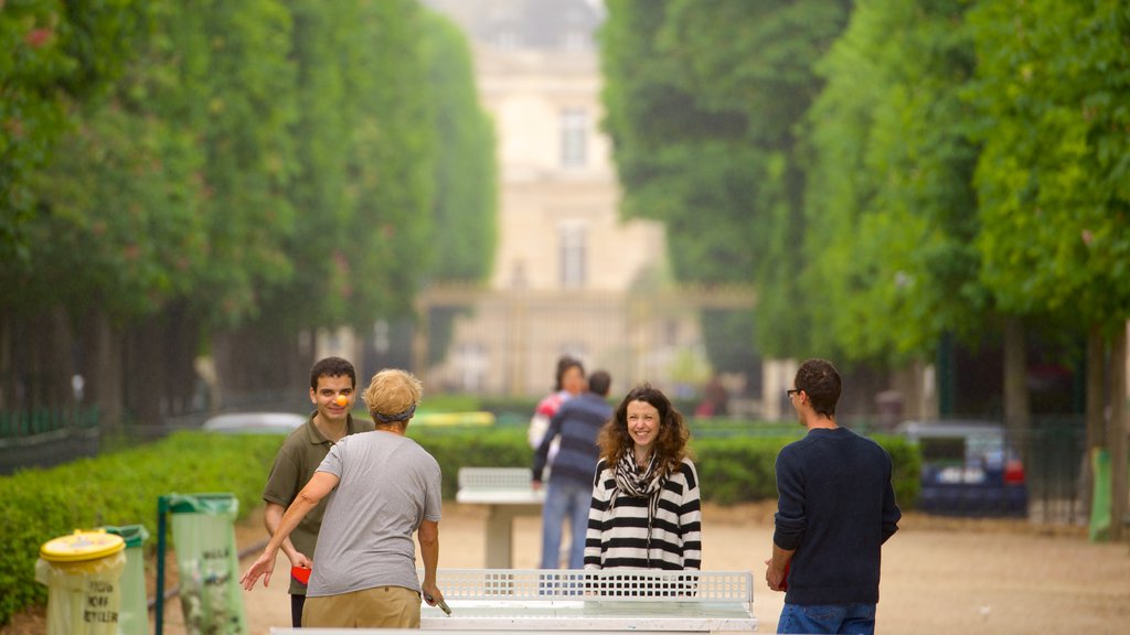 6. Arrondissement das einen Park sowie kleine Menschengruppe