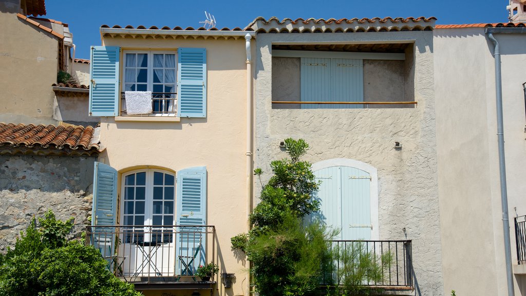 Antibes showing a coastal town