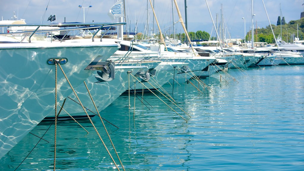 Antibes que incluye una marina