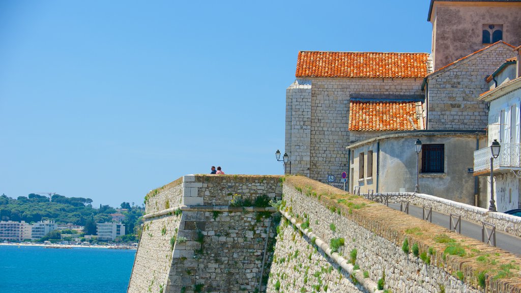 Antibes mostrando vista y una ciudad costera