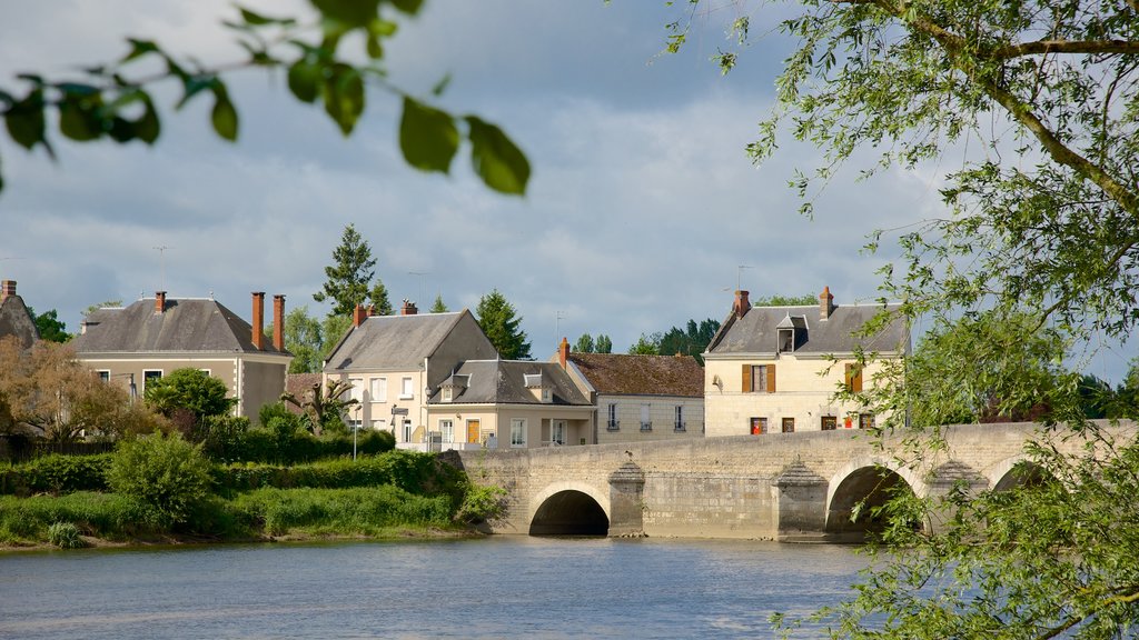 Saint-Aignan ofreciendo una pequeña ciudad o aldea, un puente y un río o arroyo