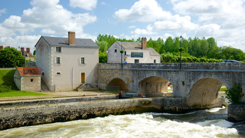 Saint-Aignan que incluye un río o arroyo y un puente