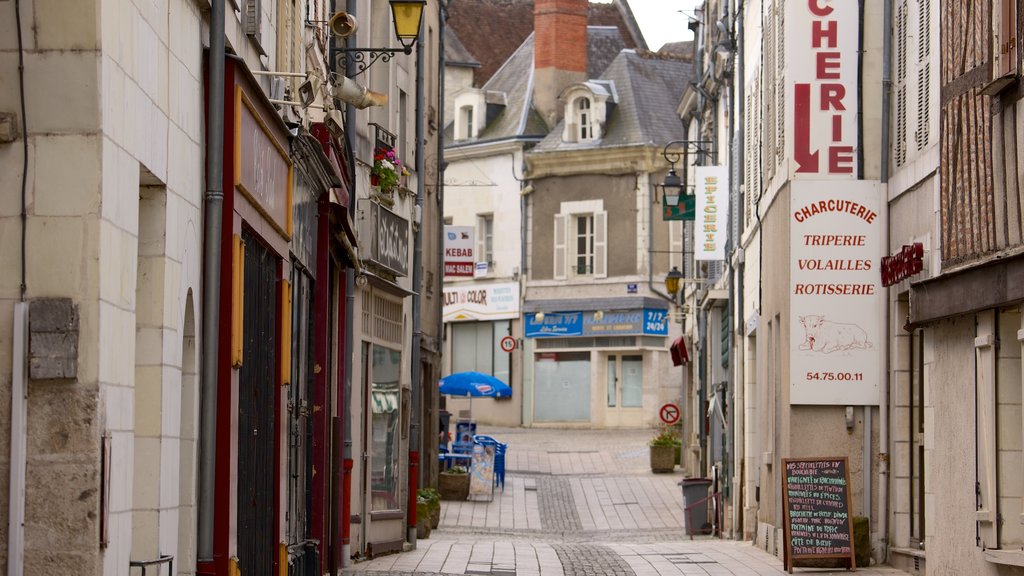 Saint-Aignan que inclui uma cidade pequena ou vila e cenas de rua