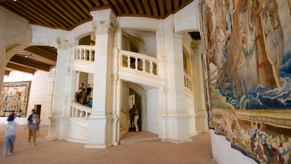 Chateau de Chambord que inclui um pequeno castelo ou palácio, vistas internas e arquitetura de patrimônio