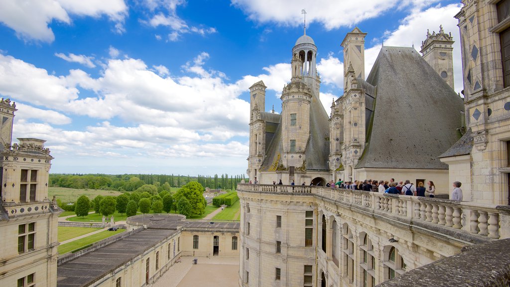 Chateau de Chambord ofreciendo castillo o palacio, vistas y vistas interiores