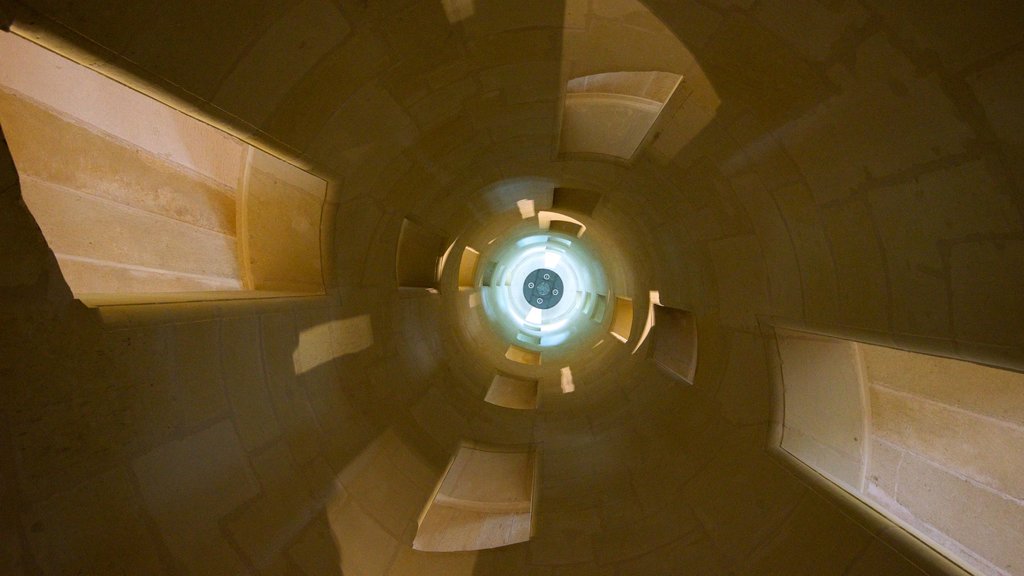 Chateau de Chambord que incluye vistas interiores, castillo o palacio y patrimonio de arquitectura