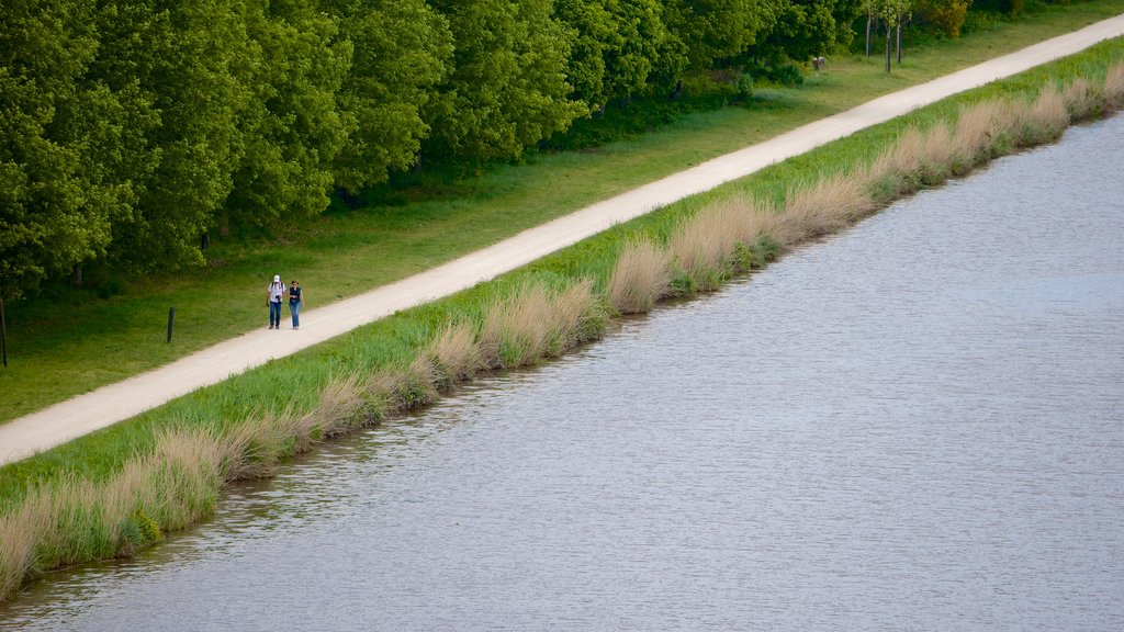 Chateau de Chambord que incluye un parque y un río o arroyo