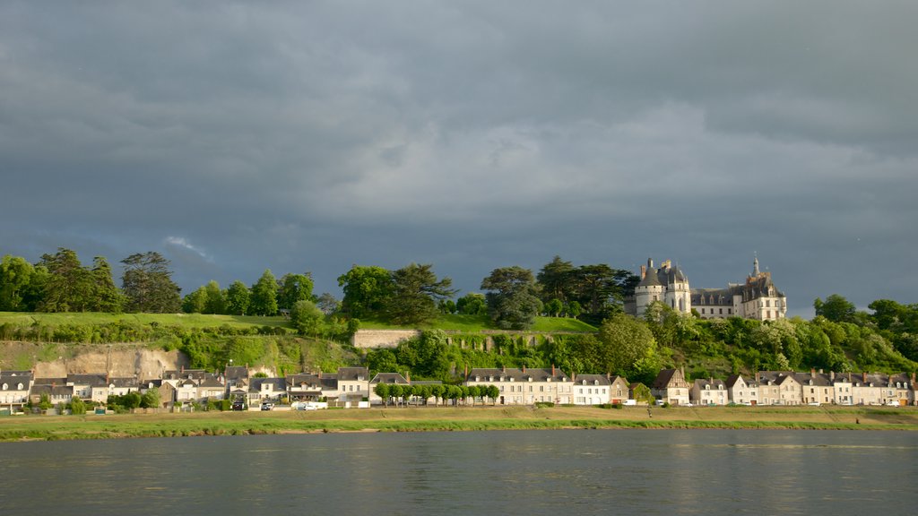 Chaumont-sur-Loire ofreciendo una pequeña ciudad o pueblo y un río o arroyo