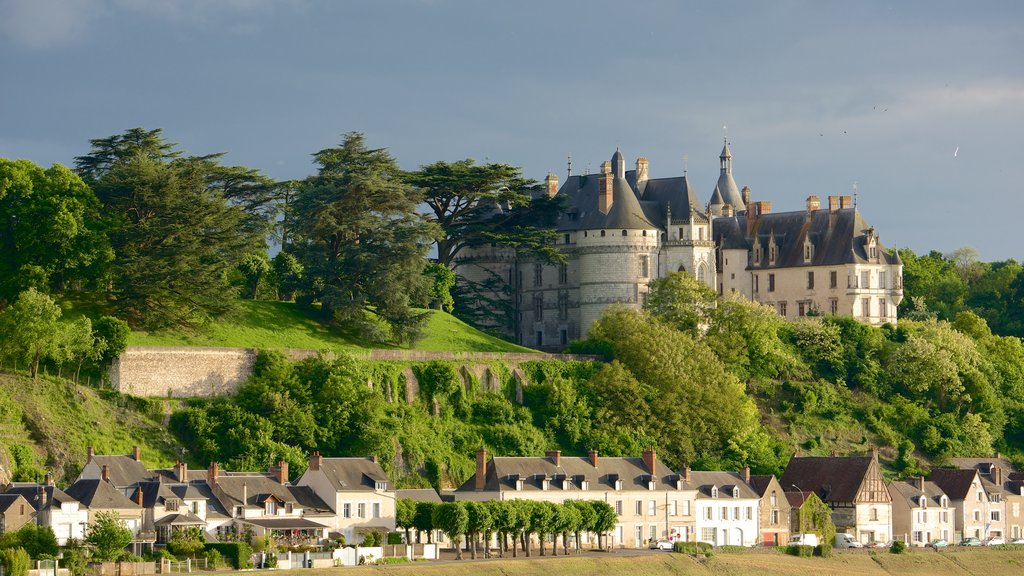 Chateau de Chaumont ofreciendo un castillo, escenas tranquilas y una pequeña ciudad o pueblo