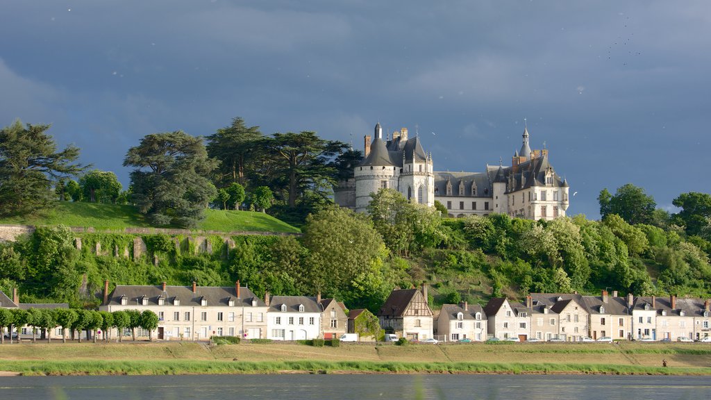 Chaumont-sur-Loire que incluye una pequeña ciudad o aldea, escenas tranquilas y castillo o palacio