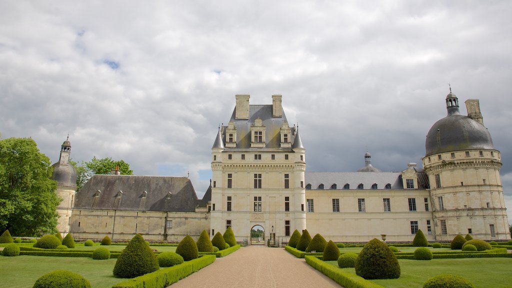 Chateau de Valencay ofreciendo un jardín, patrimonio de arquitectura y castillo o palacio