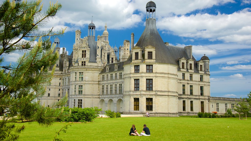 Chateau de Chambord che include castello o palazzo, giardino e architettura d\'epoca