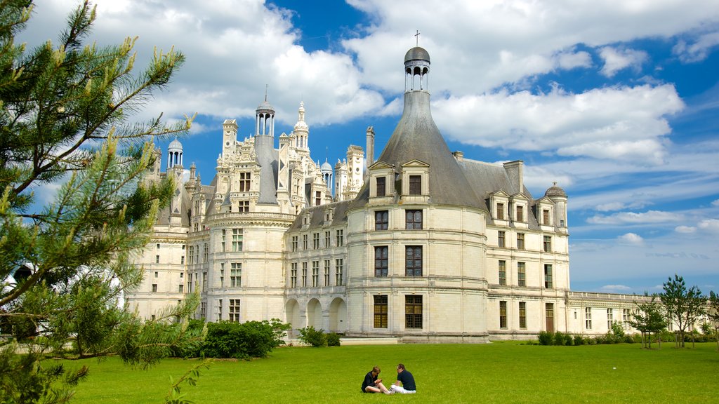 Chateau de Chambord mostrando un parque, un castillo y arquitectura patrimonial