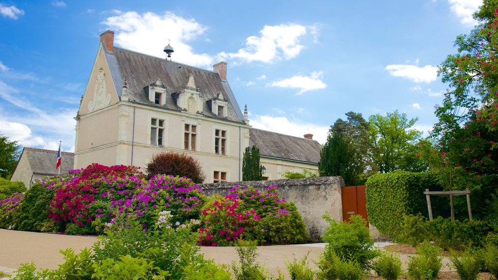 Chateau de Chambord mostrando un castillo, un jardín y elementos del patrimonio