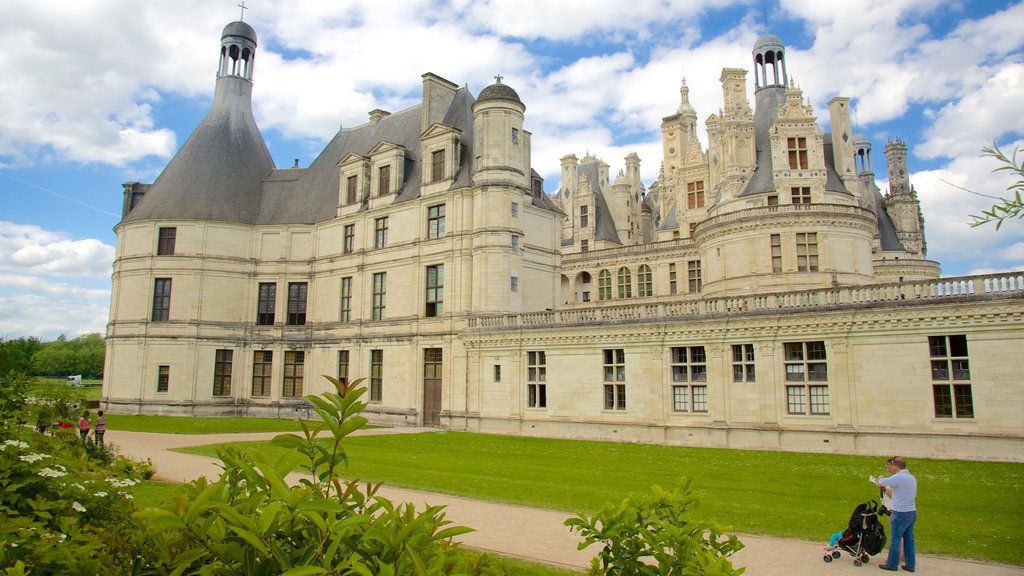 Chateau de Chambord which includes a castle, a garden and heritage architecture